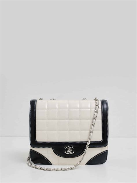 borsa chanel vernice shopping